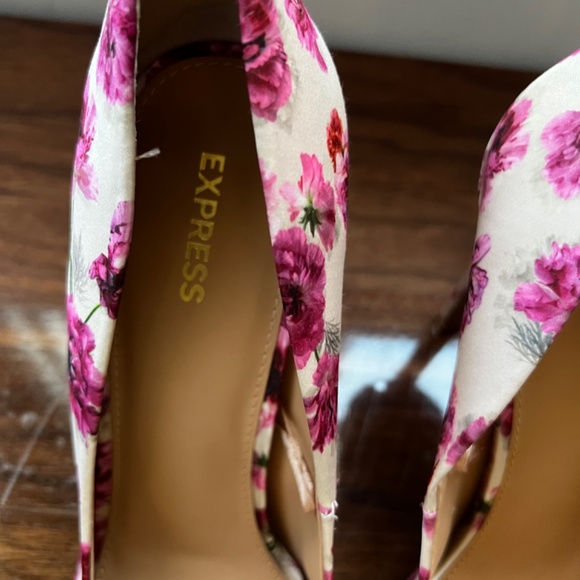 Express Floral Heels Size 10 Floral design Pink and White - Picture 2 of 4